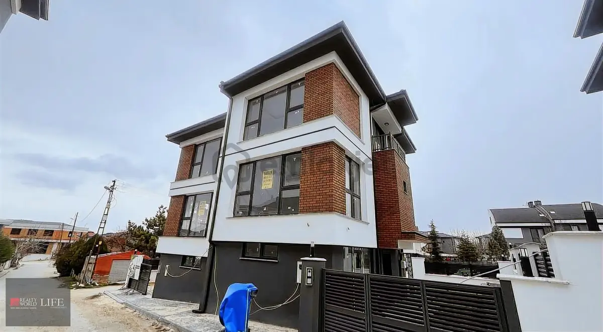 A.söğütönü 100. Yıl Blv. Ruhsatı Hazır Satılık Arsa